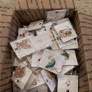 RESELLERS Assorted Fashion Brooches